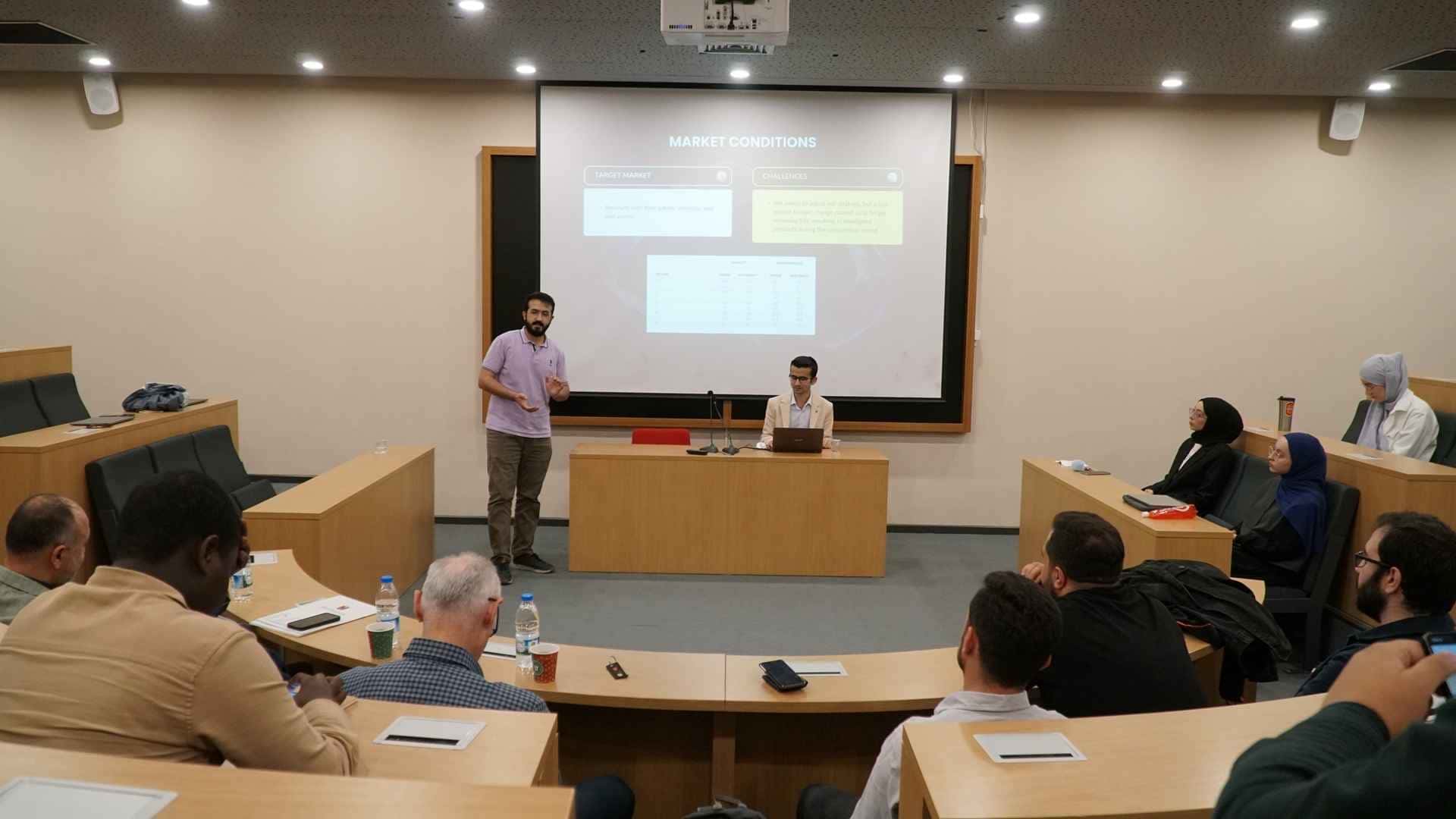 “Stratejiler Savaşı: Yönetici Simülasyon Gösterisi” Kolokyumu Gerçekleştirildi