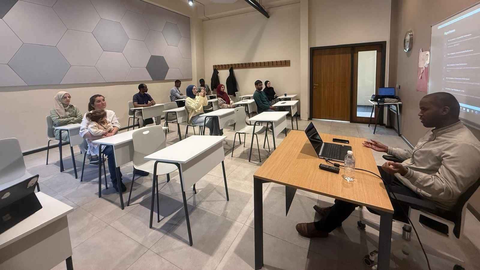 Management Colloquium Held on “From Intelligence to Impact: Exploring How AI Drives Sustainability Performance”